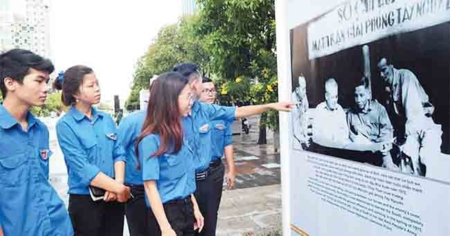 Banyak aktivitas memperingati ulang tahun ke-42 Pembebasan Vietnam Selatan dan Penyatuan Tanah Air diadakan - ảnh 1