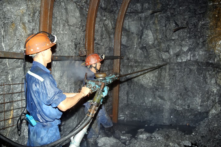 Bulan Buruh: Mengikuti jejak kaki buruh tambang turun ke terowongan tambang - ảnh 1