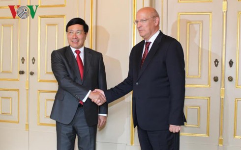 Deputi PM, Menlu Pham Binh Minh melakukan pembicaraan dengan Menlu Menteri Ekonomi Portugal, Agusto Santos Silva - ảnh 1