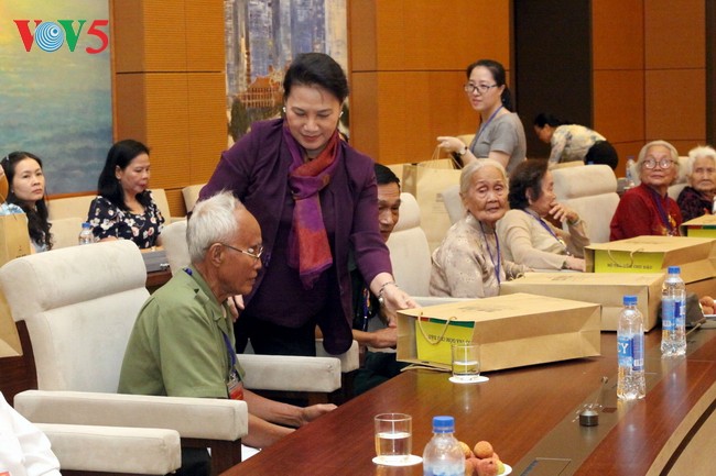 Ketua MN Nguyen Thi Kim Ngan menemui rombongan Ibu Vietnam Heroik provinsi Ben Tre - ảnh 1
