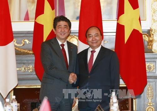 PM Nguyen Xuan Phuc melakukan pembicaraan dengan PM Jepang, Shinzo Abe - ảnh 1