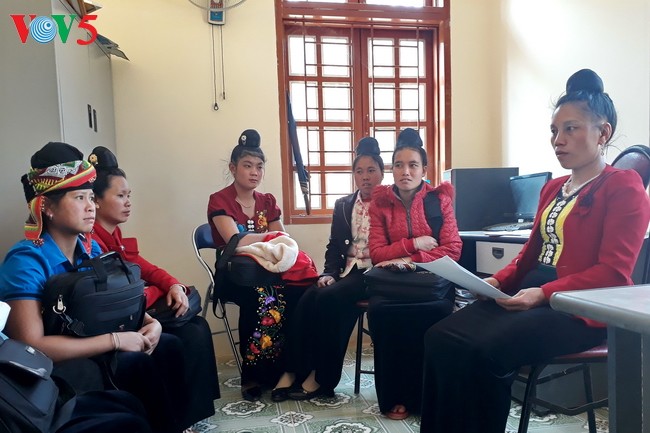 Pejabat wanita etnis minoritas Xinh Mun hangat dengan pekerjaan Asosiasi Wanita - ảnh 1