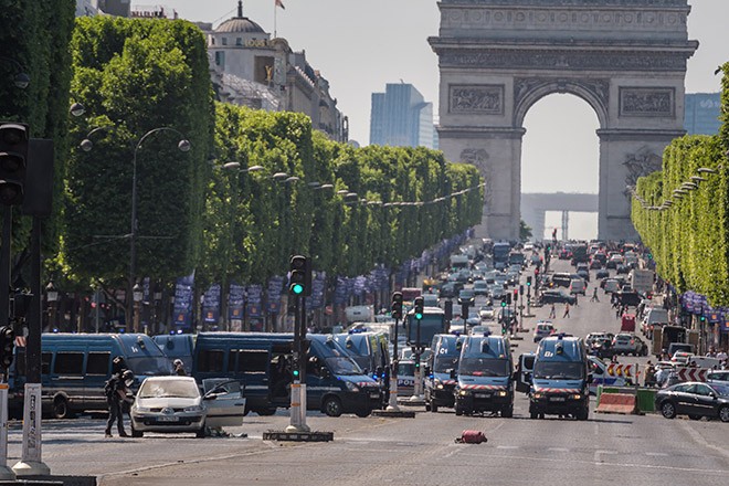 Tabrakan mobil di jalan raya Champs Elysees: Menangkap 4 anggota keluarga pelaku - ảnh 1