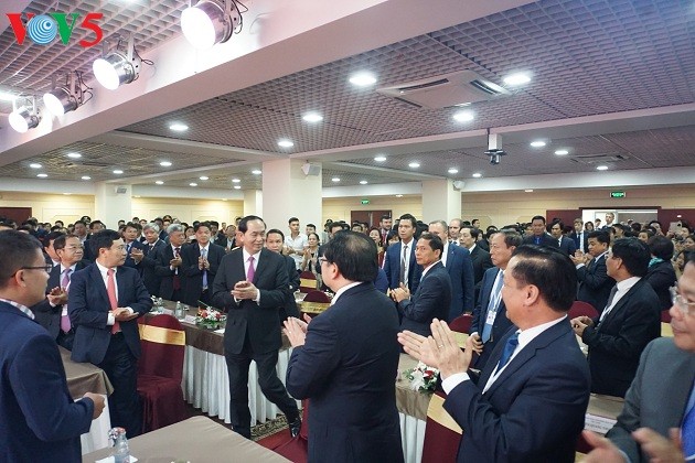 Presiden Tran Dai Quang menemui komunitas orang Vietnam di Federasi Rusia - ảnh 1
