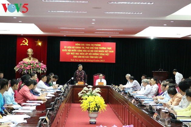 Wakil Harian Ketua MN Tong Thi Phong bertemu muka dengan siswa kursus pendidikan bahasa Vietnam di provinsi-provinsi Laos Utara - ảnh 1