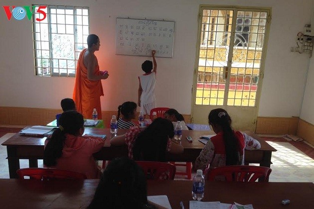 Kursus pengajaran aksara Khmer di tengah-tengah kota - ảnh 1