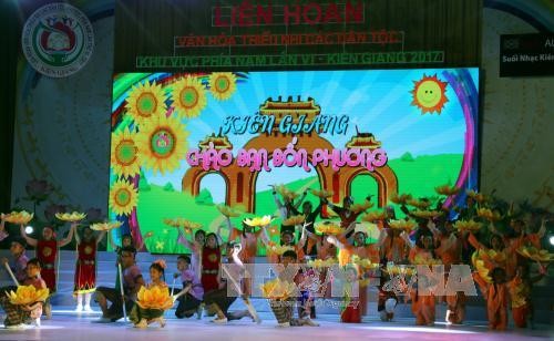 Festival kebudayaan, pesta besar bagi anak-anak dari etnis-etnis di Vietnam Selatan - ảnh 1