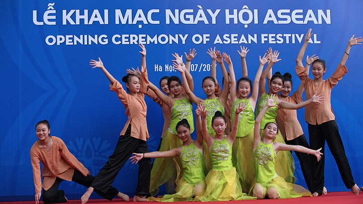 Pameran foto tentang ASEAN turut mendorong pemahaman warga tentang komunitas bersama ASEAN - ảnh 1