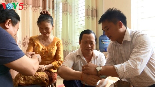 Keluarga-keluarga istimewa dalam persahabatan Vietnam-Laos - ảnh 1