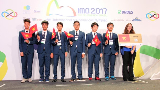 Vietnam menggondol 4 medali emas dalam Olympiade Matematika Internasional 2017 - ảnh 1