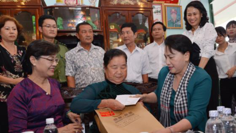 Ketua MN Nguyen Thi Kim Ngan mengunjungi dan memberikan bingkisan kepada keluarga-keluarga yang mendapat kebijakan prioritas di Kota Ho Chi Minh - ảnh 1