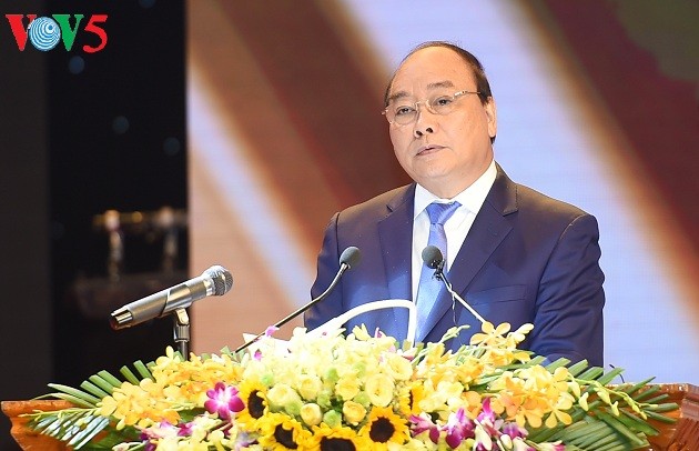 PM Nguyen Xuan Phuc menghadiri konferensi memuji 700 tipikal yang berjasa kepada revolusi - ảnh 1