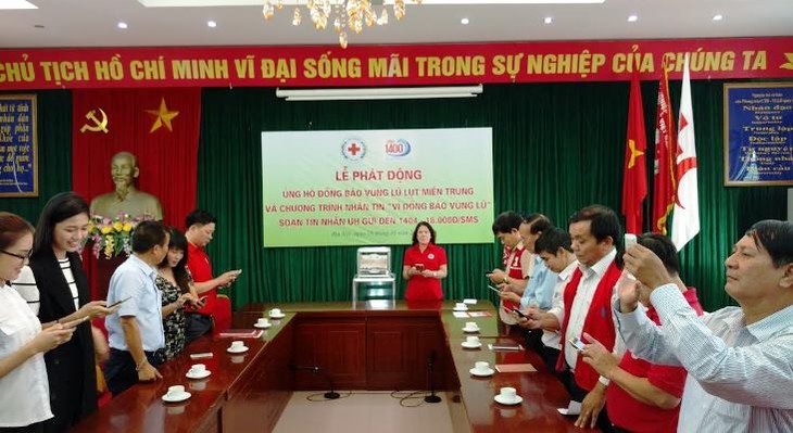 Lembaga Palang Merah Vietnam mencanangkan program dukungan kepada rakyat di daerah banjir - ảnh 1