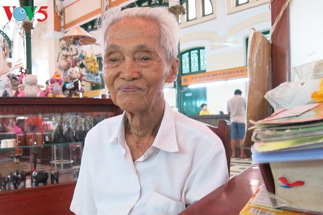 Kakek penulis surat sewaan yang paling lama di Kantor Pos Sentral Sai Gon - ảnh 1