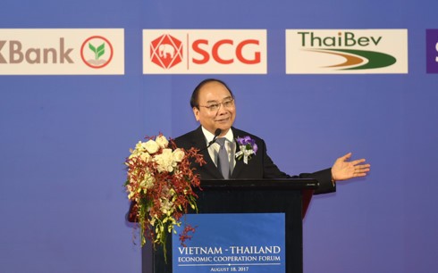 PM Nguyen Xuan Phuc menghadiri Forum Kerjasama Ekonomi Vietnam-Thailand - ảnh 1