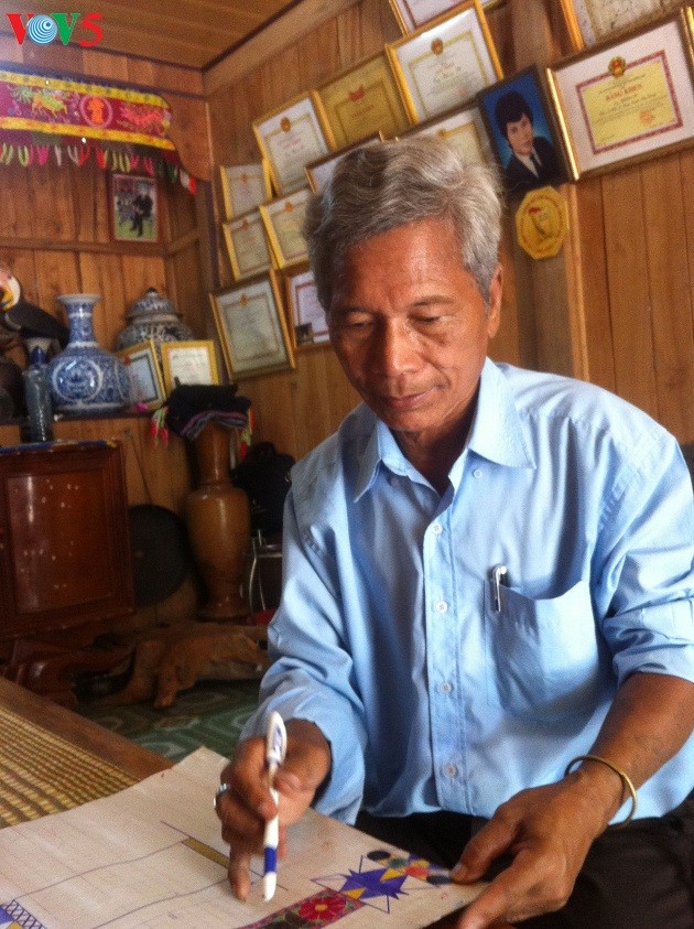 Sesepuh dukuh Bh’riu Po bersemangat dengan kebudayaan etnis minoritas Co Tu - ảnh 1