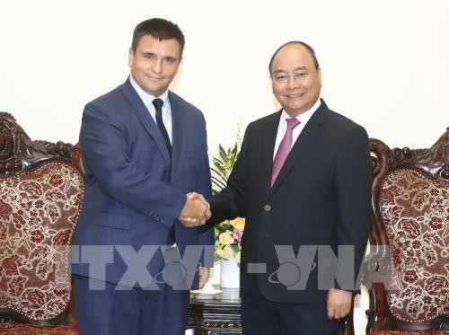 PM Nguyen Xuan Phuc menerima Menlu Ukraina dan Menteri Luar Negeri dan Kerjasama Republik Afrika Selatan - ảnh 1