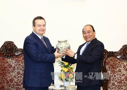 PM Nguyen Xuan Phuc menerima Deputi Pertama PM, Menlu Serbia Ivica Dacic - ảnh 1