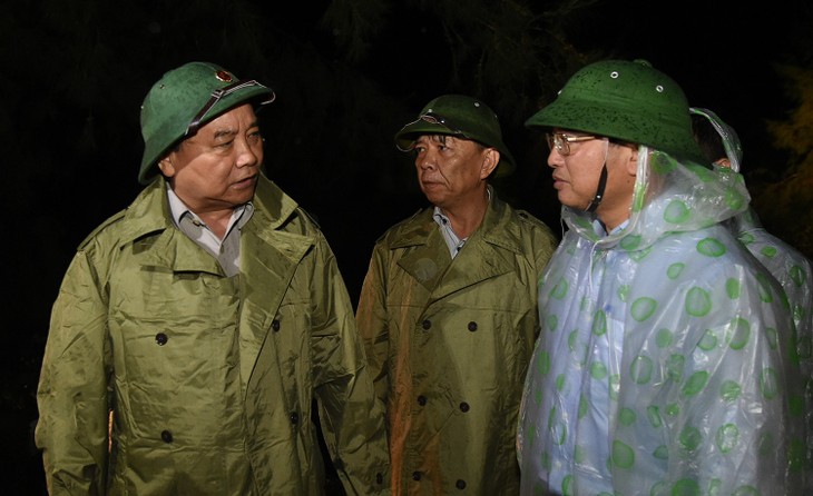 PM Nguyen Xuan Phuc melakukan survei dan membimbing pekerjaan mengatasi akibat taufan di Vietnam Tengah - ảnh 1