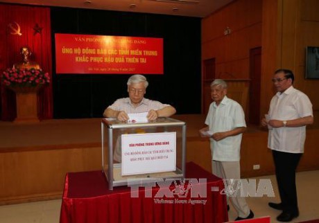 Pimpinan Partai Komunis, Pemerintah, MN dan badan-badan pusat mengumpulkan derma untuk memberikan bantuan kepada para  korban di Vietnam Tengah karena taupan Doksuri - ảnh 1