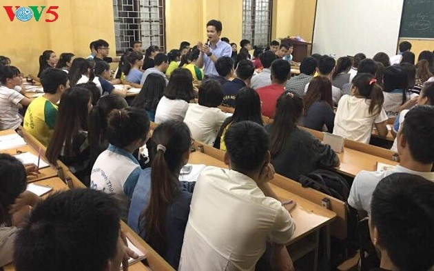 Dosen muda Nguyen Van Minh dengan semangat menciptakan kesempatan lapangan kerja kepada kaum mahasiswa - ảnh 1