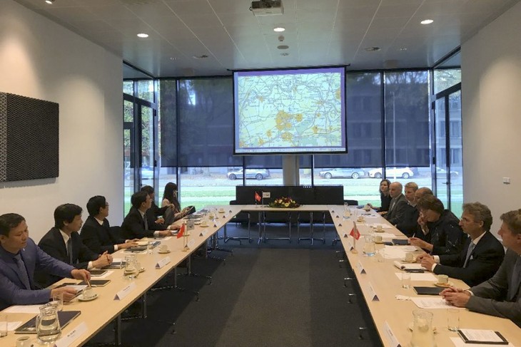 Delegasi Departemen Ekonomi KS PKV melakukan kunjungan kerja di Belanda - ảnh 1
