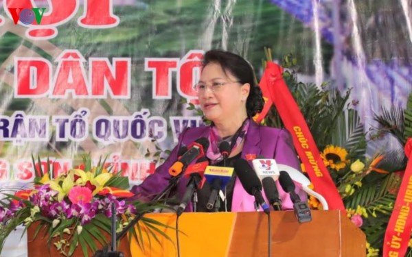 Ketua MN Nguyen Thi Kim Ngan menghadiri Hari Persatuan Besar Nasional di Provinsi Hoa Binh - ảnh 1