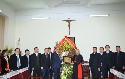 Deputi Harian PM Pemerintah Truong Hoa Binh mengucapkan selamat kepada umat Katolik dan Protestan - ảnh 1
