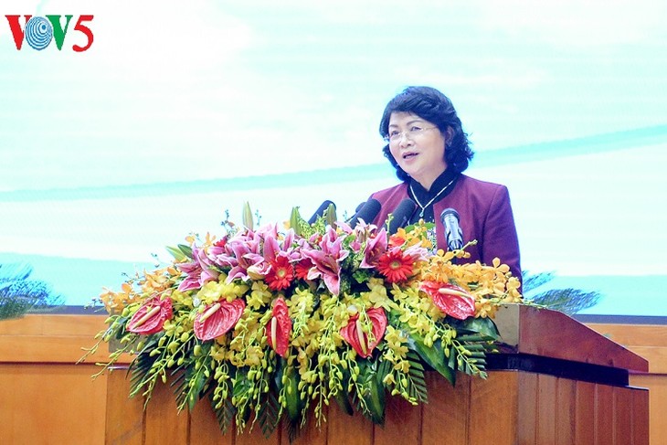 Wakil Presiden Dang Thi Ngoc Thinh menghadiri acara evaluasi  kompetisi dan pemberian penghargaan Provinsi Quang Ninh - ảnh 1