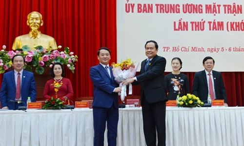 Bapak Hau A Lenh dipilih menjadi Wakil Ketua, merangkap Sekjen Pengurus Besar Front Tanah Air Vietnam angkatan VIII - ảnh 1