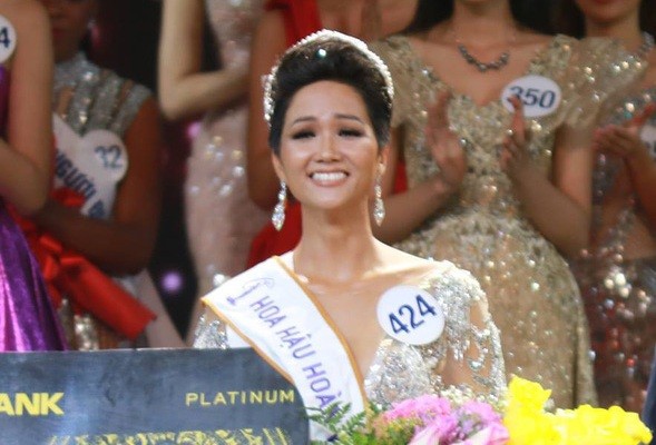 Gadis asal daerah Tay Nguyen, H’Nen Nie memperoleh gelar Ratu Kecantikan Universe Vietnam 2017 - ảnh 1
