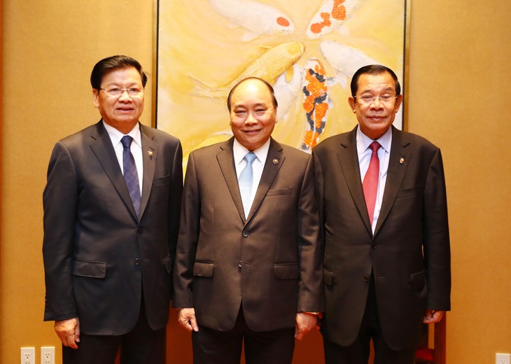 PM Nguyen Xuan Phuc menemui PM Laos dan PM Kamboja - ảnh 1
