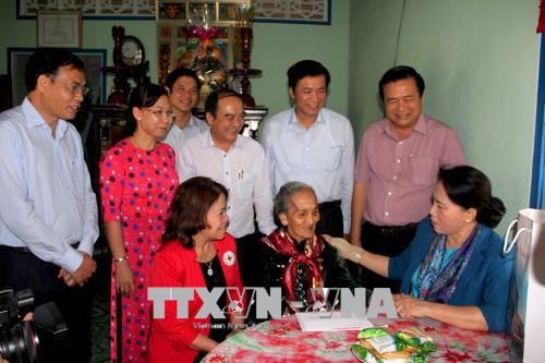 Ketua MN Nguyen Thi Kim Ngan mengunjungi dan memberikan bingkisan Hari Raya Tet kepada keluarga-keluarga yang mendapat kebijakan prioritas dan kepala keluarga miskin di Provinsi Long An - ảnh 1