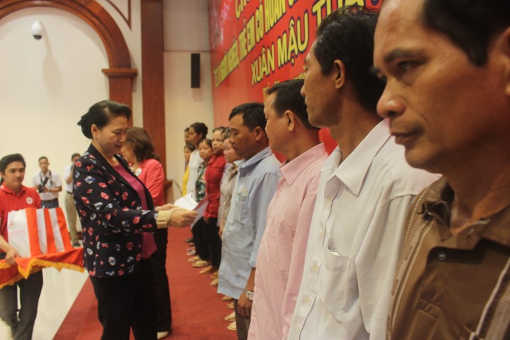 Ketua MN Nguyen Thi Kim Ngan mengunjungi, memberikan bingkisan dan mengucapan selamat Hari Raya Tet  di Provinsi Tien Giang - ảnh 1