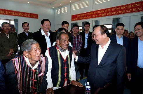 PM Nguyen Xuan Phuc mengunjungi dan memberikan bingkisan kepada warga etnis minoritas di Provinsi Dak Nong - ảnh 1