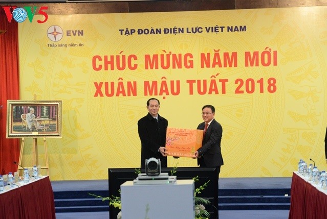 Presiden Tran Dai Quang mengunjungi dan mengucapkan selamat Hari Raya Tet pada malam alih tahun - ảnh 1