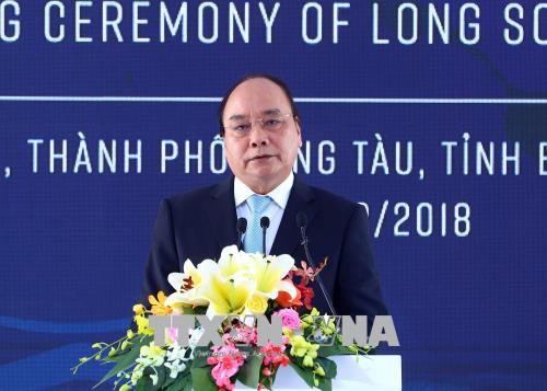 PM  Nguyen Xuan Phuc menghadiri acara pencangkulan pertama pembangunan proyek kompleks  petrokimia Vietnam Selatan - ảnh 1