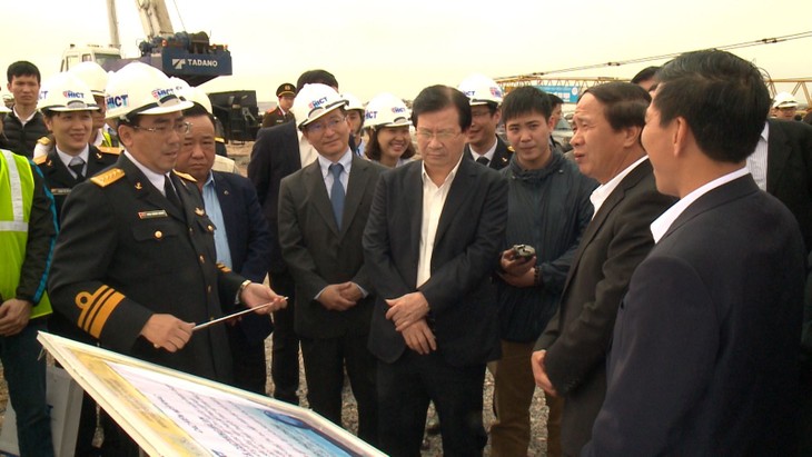  Deputi PM Trinh Dinh Dung melakukan kunjungan kerja di Kota Hai Phong - ảnh 1