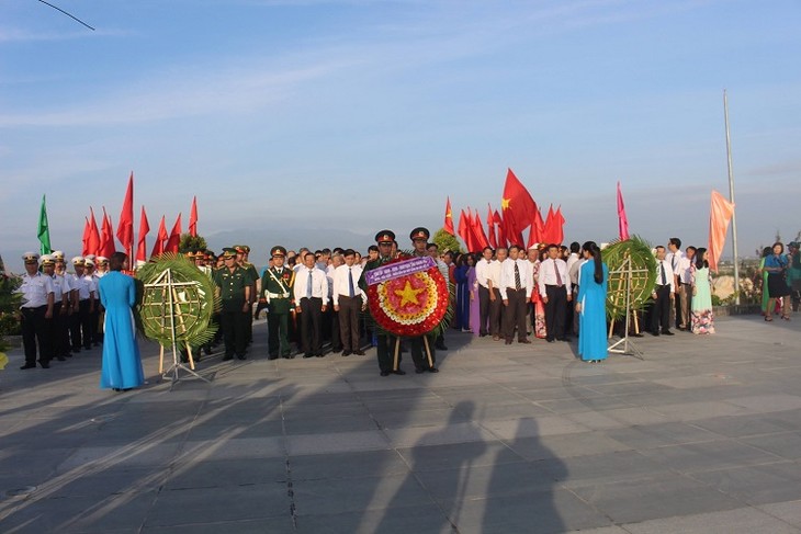Membakar hio dan mempersembahkan bunga untuk mengenangkan para martir di Pulau Gac Ma - ảnh 1