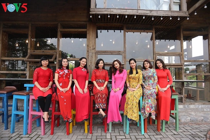 Memuliakan kecantikan kaum wanita Vietnam melalui Ao Dai terapan - ảnh 1