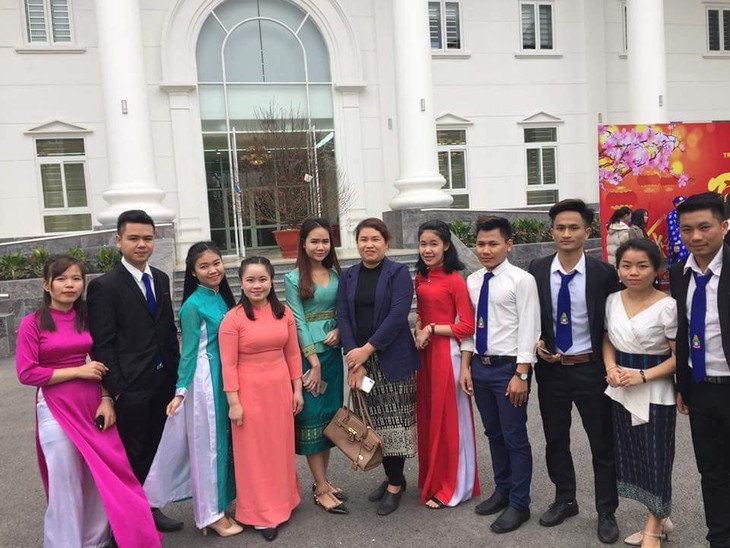 Mahasiswa Laos menjalankan praktikun di Universitas Hanoi - ảnh 1