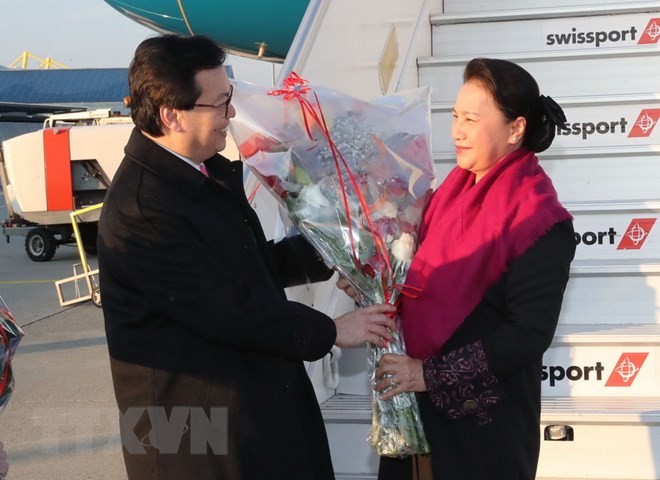 Ketua MN Nguyen Thi Kim Ngan tiba di Swiss untuk menghadiri IPU-138 - ảnh 1