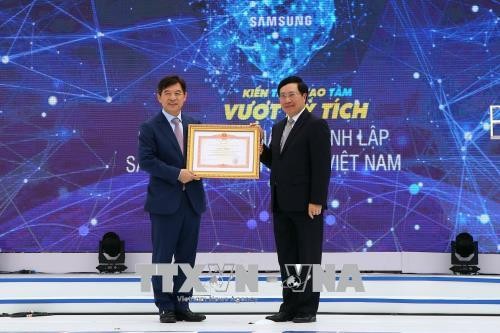 Deputi PM Pham Binh Minh menghadiri acara peringatan ulang tahun ke-10 berdirinya Perusahaan Tanggung-Jawab Terbatas Samsung Electronics Vietnam - ảnh 1