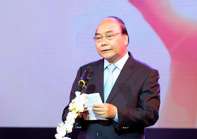 PM Nguyen Xuan Phuc memeriksa pekerjaan mengatasi akibat dan memulihkan produksi setelah insiden lingkungan di Provinsi Thua Thien Hue dan Provinsi Quang Tri - ảnh 1