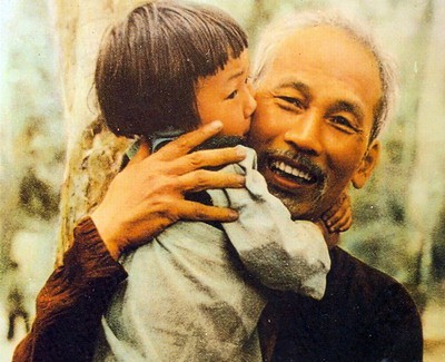 Ho Chi Minh-Pemimpin yang lugas, mencintai perdamaian dan sepenuh hati demi bangsa di mata sahabat-sahabat internasional - ảnh 1