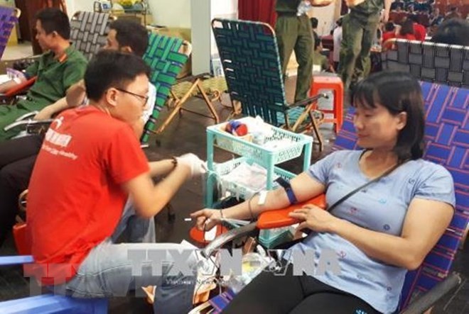 Lebih dari 1000 orang ikut menyumbangkan darah dalam program “Tetesan darah merah Phu Yen” - ảnh 1