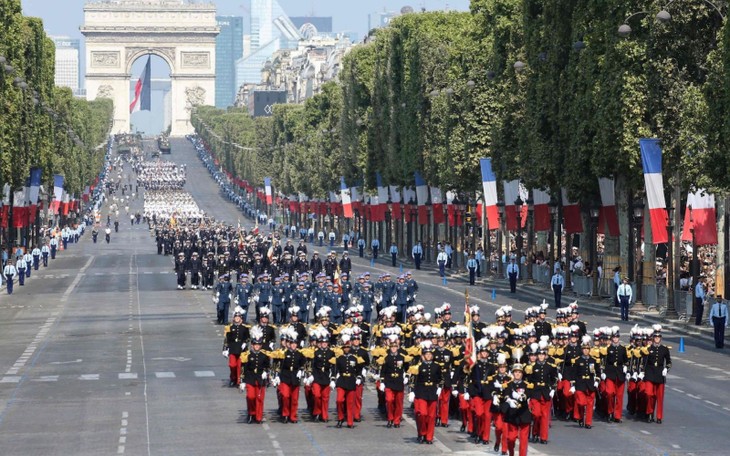 Perancis menyambut Hari Nasional dalam suasana menunggu piala juara sepak bola dunia - ảnh 1
