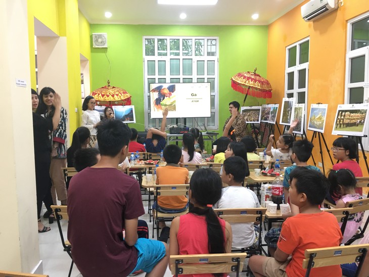 Satu acara memperkenalkan bahasa Indonesia melalui dongeng yang dilakukan oleh anak-anak Viet Nam - ảnh 1