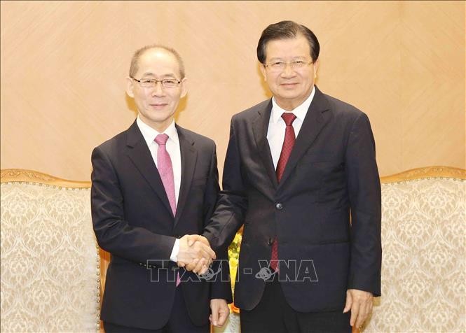 Deputi PM Trinh Dinh Dung: Berbagi tanggung-jawab, bersama dengan komunitas internasional beradaptasi dengan perubahan iklim - ảnh 1
