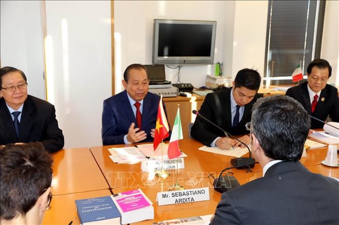 Deputi PM Truong Hoa Binh melakukan pertemuan dengan pimpinan Dewan Hukum Nasional Italia - ảnh 1